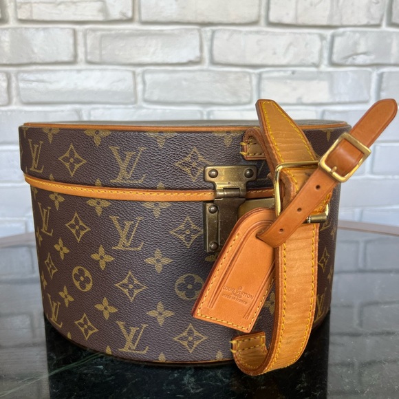 Louis Vuitton Handbags - Louis Vuitton Hat Box Monogram Boite Chapo 30 with address tag and 2 keys